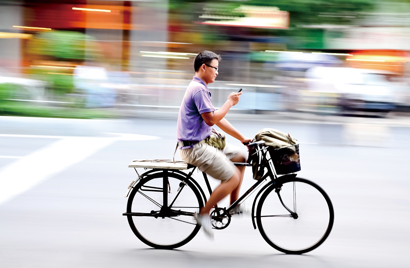 Photo Essay: Panning Guangzhou's Cyclists