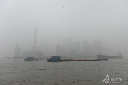 Shanghai issues blue alert for pollution