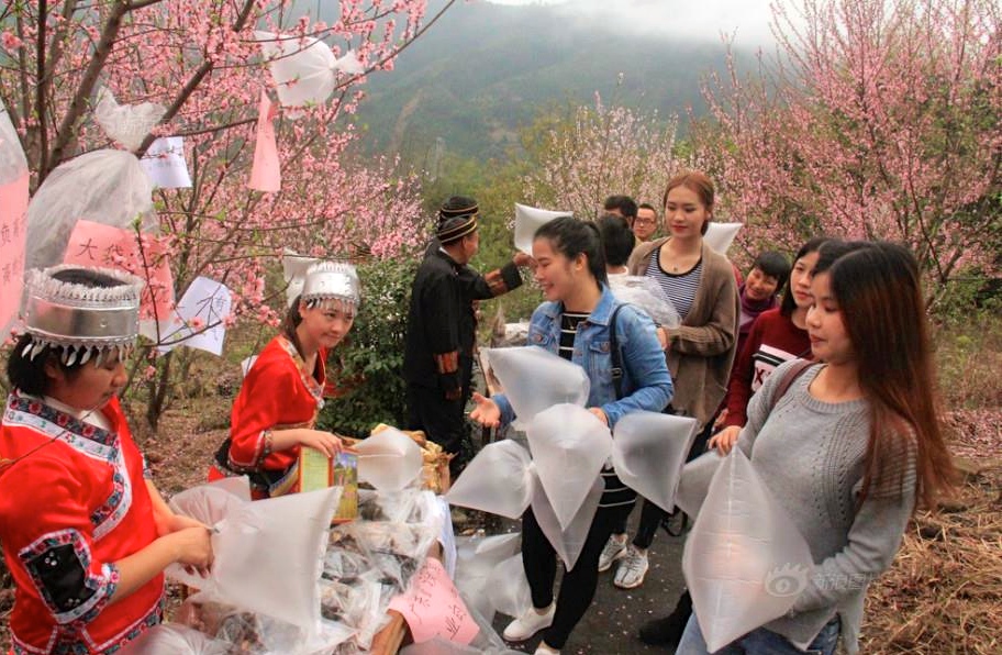 Guangdong Villagers Sell Bags of Fresh Air to Tourists