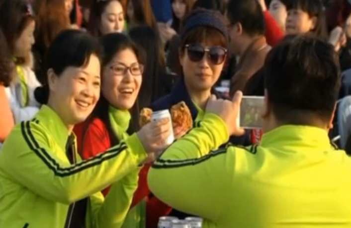 PHOTOS: 4,500 Chinese Tourists Feast on Chicken, Beer