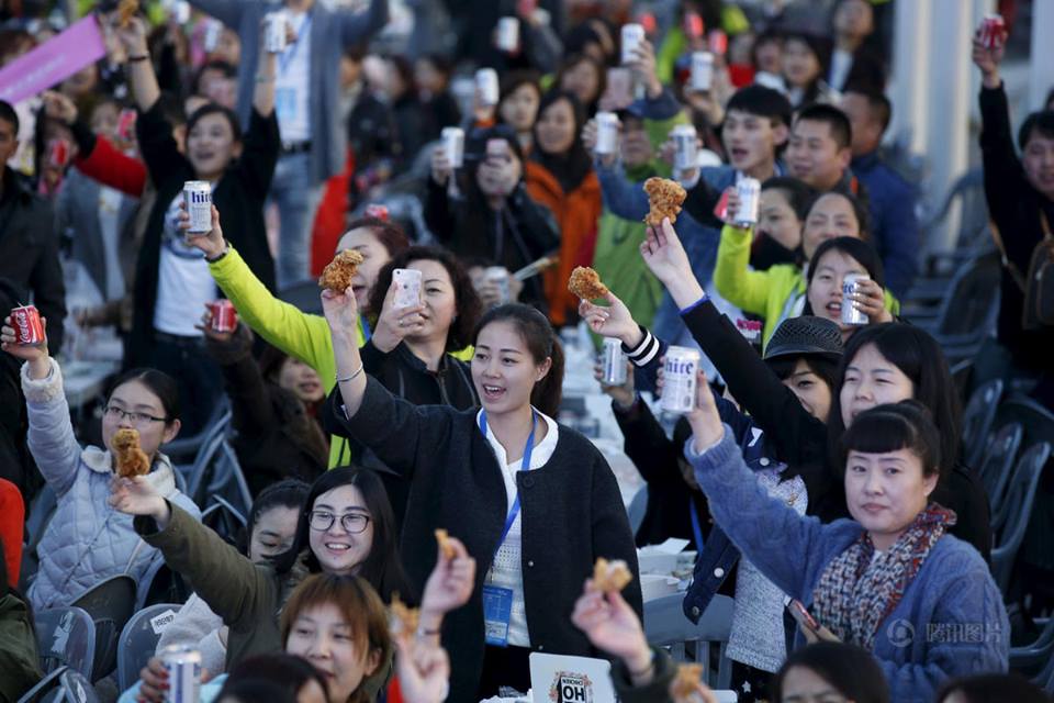 PHOTOS: 4,500 Chinese Tourists Feast on Chicken, Beer