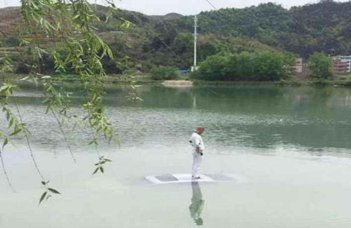 Man Drives Into Lake While Looking for Phone in Wenzhou