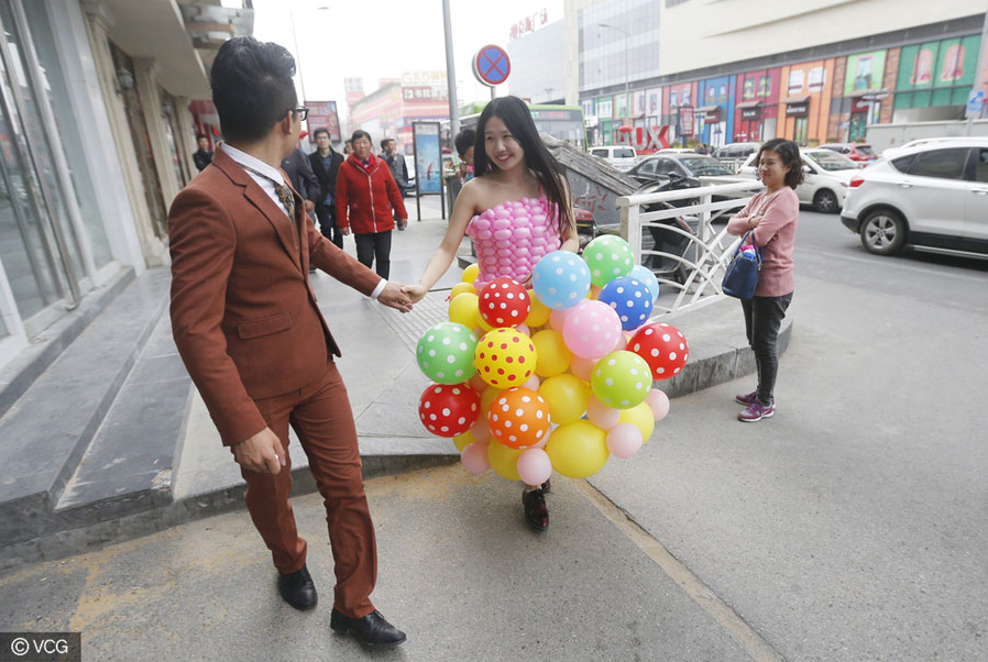Qingdao Man Creates Balloon Wedding Dresses for Fiancée