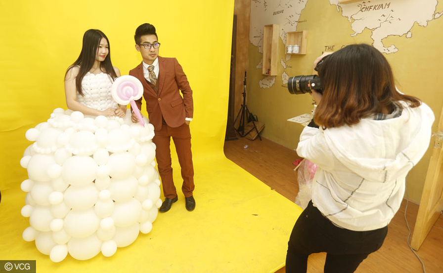 Qingdao Man Creates Balloon Wedding Dresses for Fiancée