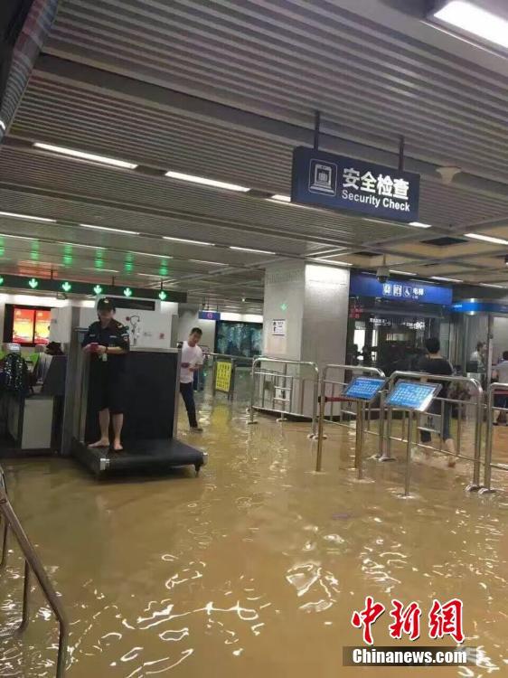 16,000 Evacuated as Wuhan Pummeled By Floods