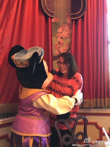 Fu Yuanhui Spotted at Shanghai Disneyland After Olympics