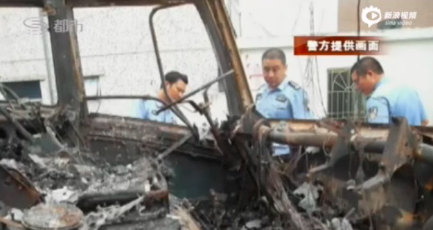police-check-burned-out-truck-shenzhen.png