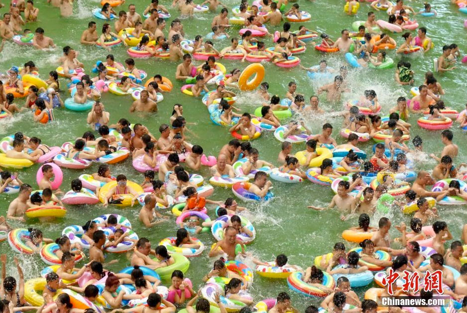 PHOTOS: Thousands Flock to Sichuan Pool to Cool Down