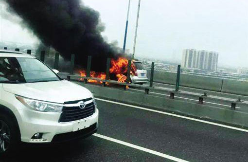 car-fire-in-guangzhou-3.jpg
