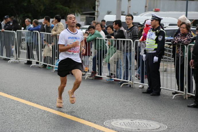 'Slipper Brother' Runs Entire Shanghai Marathon in Flip Flops