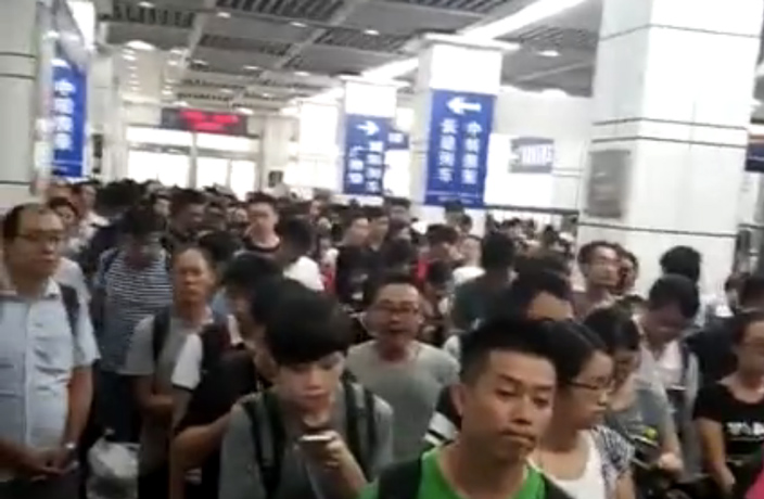 guangzhou-railway-station-crowds-2.jpg