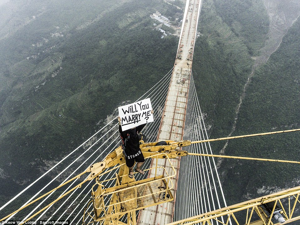 Man Proposes to Girlfriend on World's Tallest Bridge in China
