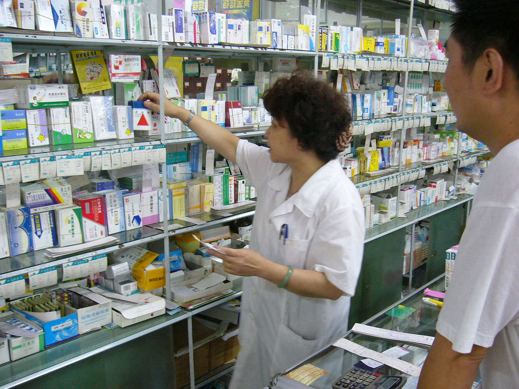 china-pharmacist-antibiotics-2017