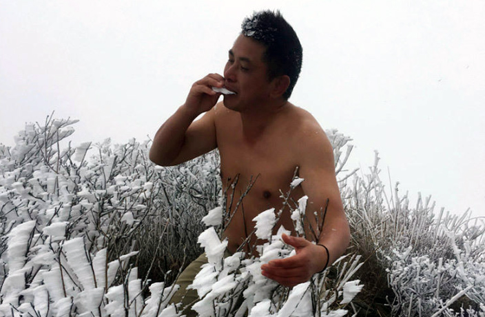 Brave-Man-Goes-Shirtless-on-Icy-Guangdong-Mountaintop-1.jpg