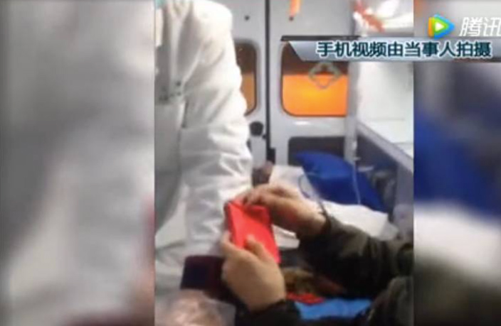 Guangzhou-Ambulance-Worker-Demands-Hongbao-to-Transport-Sick-Patient-3.jpg