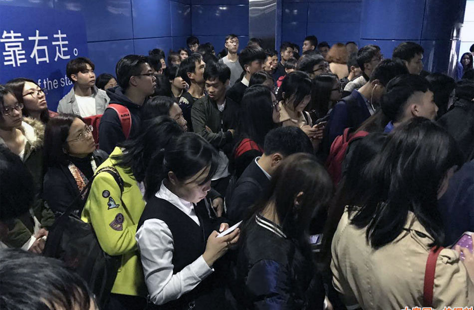 guangzhou-valentine-s-day-metro-madness-2.jpg