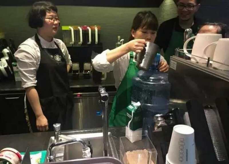 Starbucks free coffee China