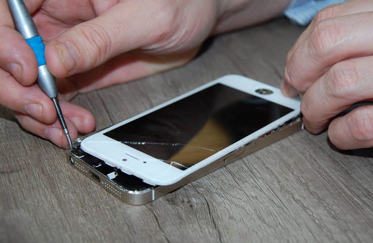 fixing-an-iphone-5-screen.jpg