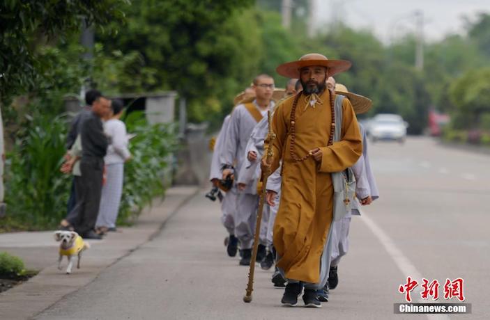 Shanghai Monks Walk 2,600 Kilometers to Mount Emei