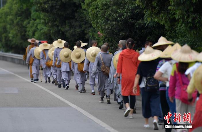 Shanghai Monks Walk 2,600 Kilometers to Mount Emei