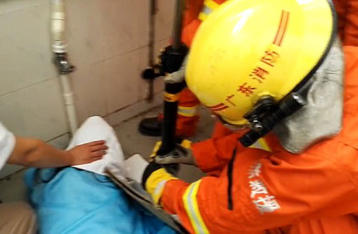 Woman-Gets-Arm-Stuck-in-Toilet-After-Trying-to-Retrieve-Phone-Battery.jpg