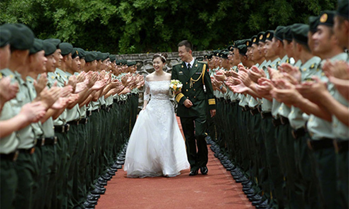 Couple-Take-Wedding-Photos-Surrounded-by-Graduating-Border-Police-8.jpg