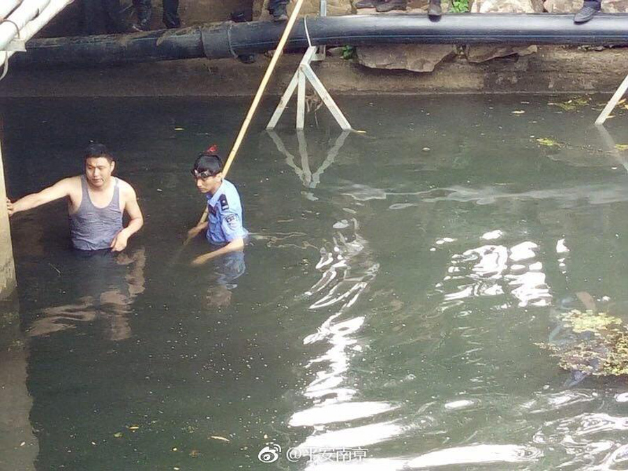 Police jump into river to retrieve gaokao permit