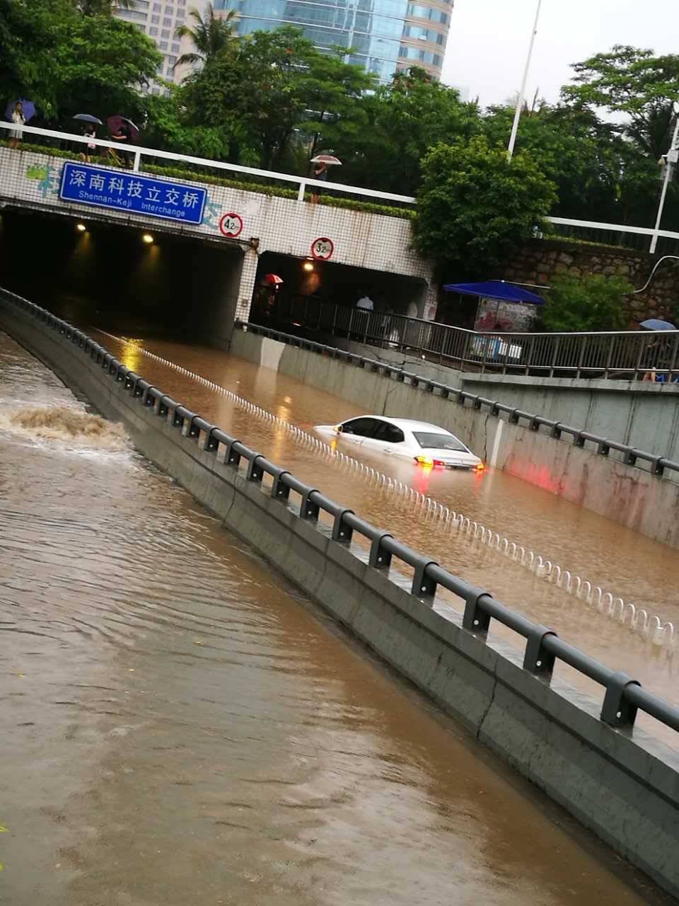 shenzhen-road-flooded-shennan-keji.jpg
