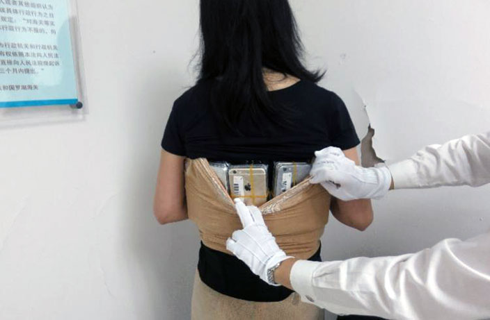 Woman-Busted-Smuggling-102-iPhones-into-Guangdong.jpg