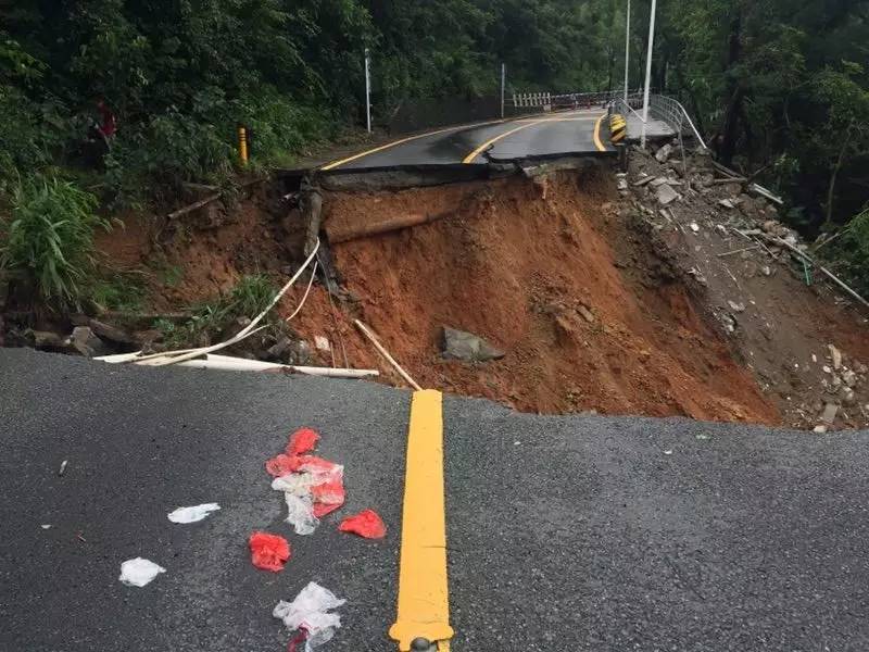 rain-shenzhen-yantian-road-landslide-section.jpg