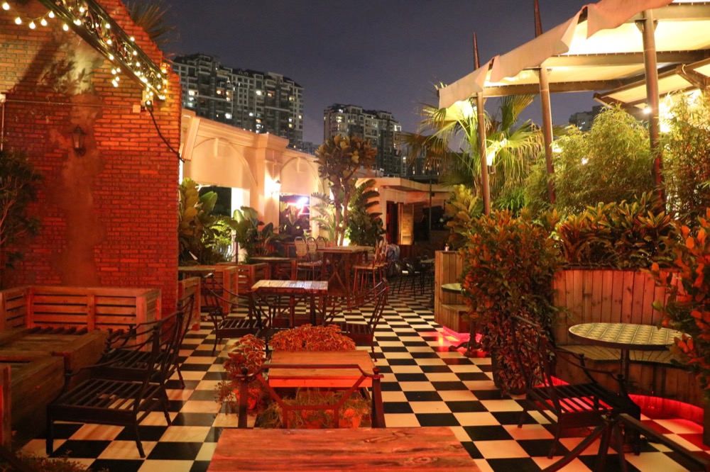 17.09-PRD-SZ-Food-Drink-New-Bar-Mon-Saigon-terrace.JPG
