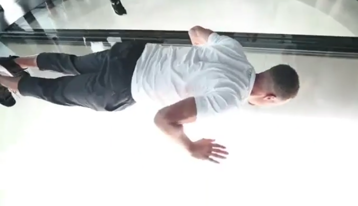 Steph Curry does push-ups in Beijing