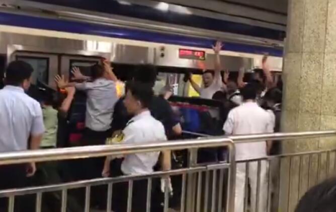 201708/rescue-man-beijing-subway.jpg
