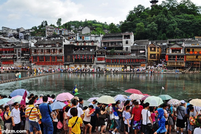 fenghuang-tourists.jpg