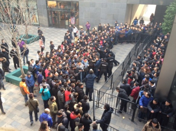 Fights break out during release of iPhone 4S in Beijing