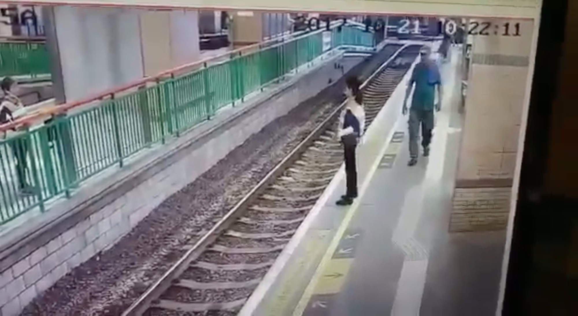man-pushes-worker-onto-train-tracks-hong-kong-1.jpg