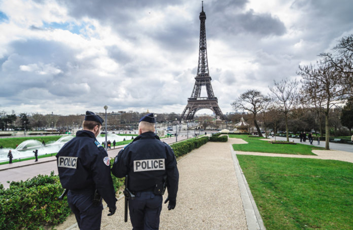 Group of 40 Chinese Tourists Attacked and Mugged in Paris