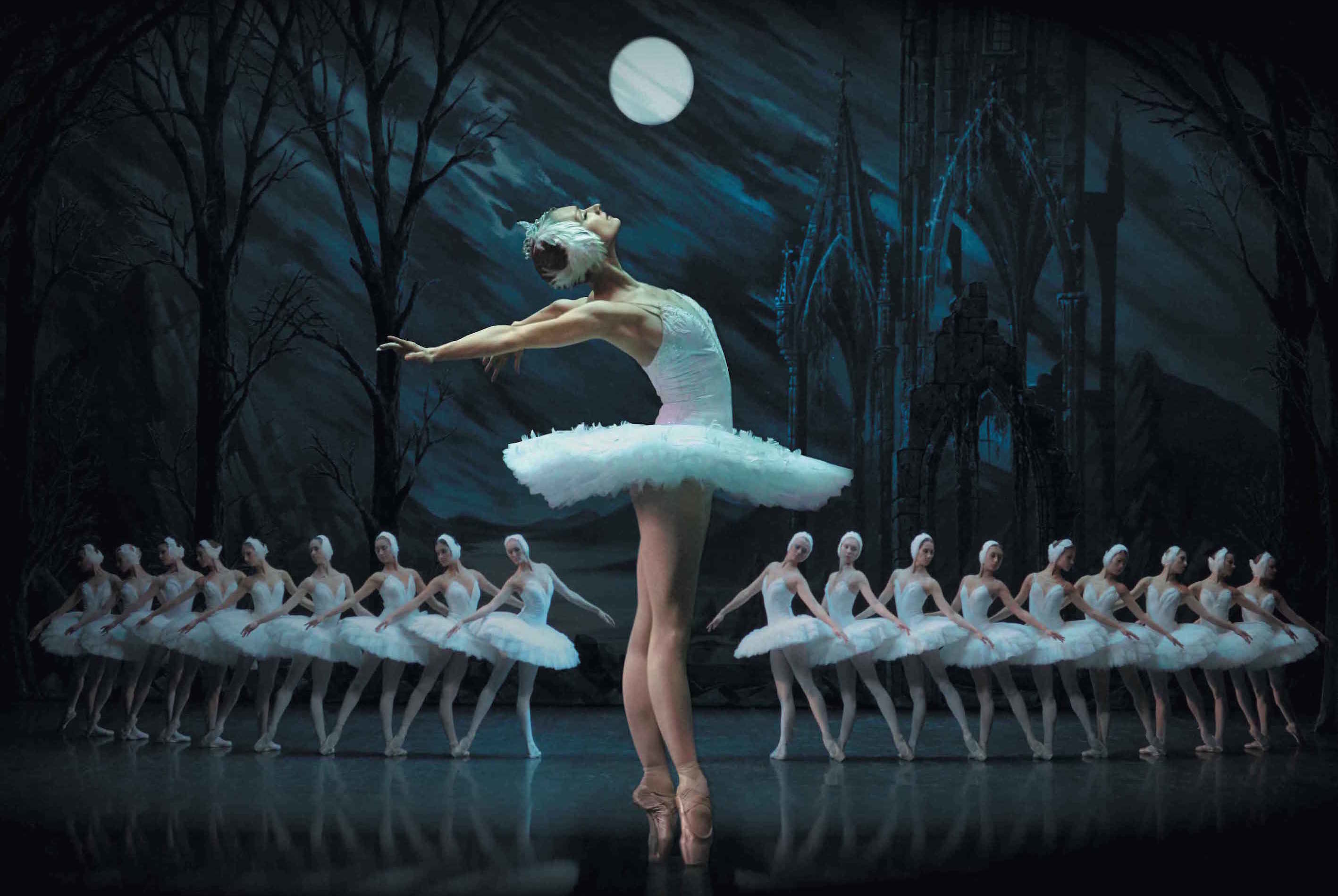 St-Petersburg-Ballet-Theatre-Swan-Lake-e1431405973777.jpg