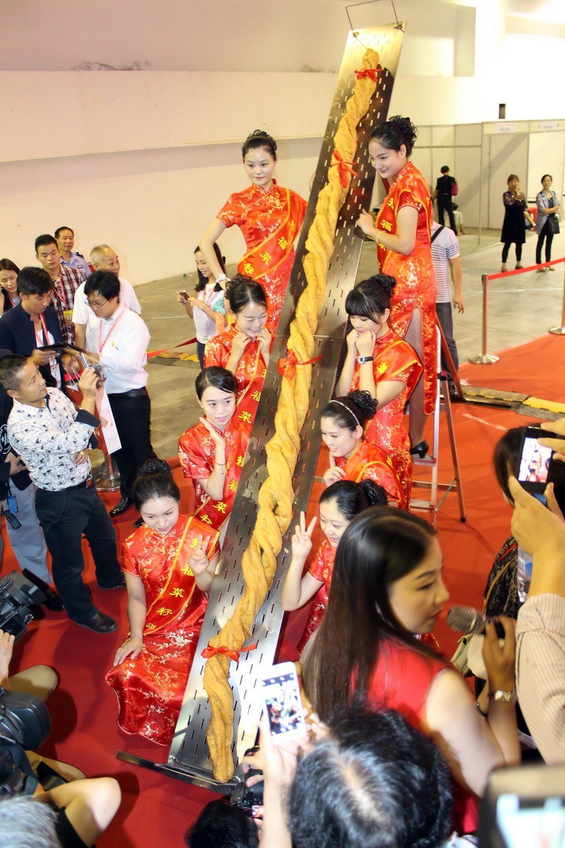 World's largest fried youtiao (3.732 meters)