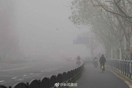 PHOTOS: Shanghai Shrouded in Heavy Early Morning Fog