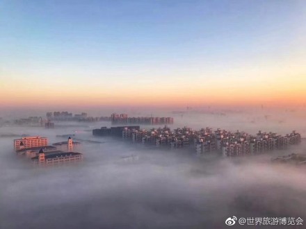 Shanghai residents woke up this morning to thick fog blanketing the city.