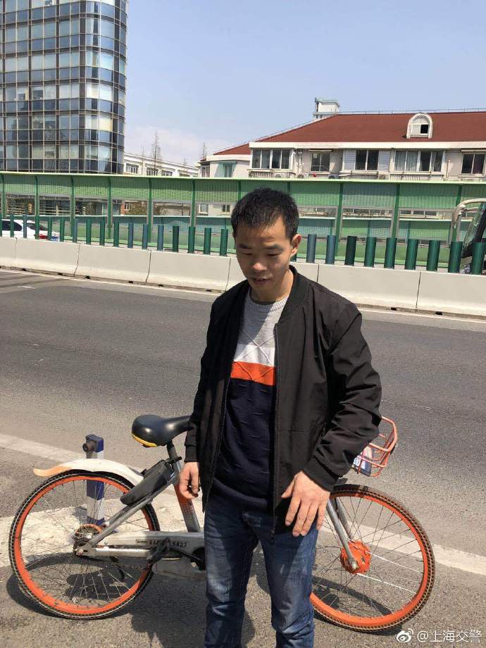 Man Busted for Riding Mobike, Dragging Suitcase on Shanghai Elevated Road