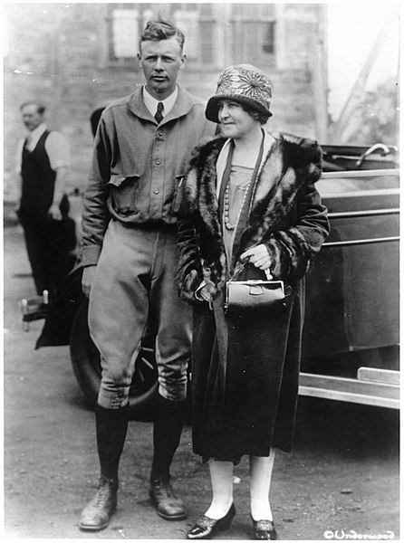 446px-Lindbergh_with_mother.jpg