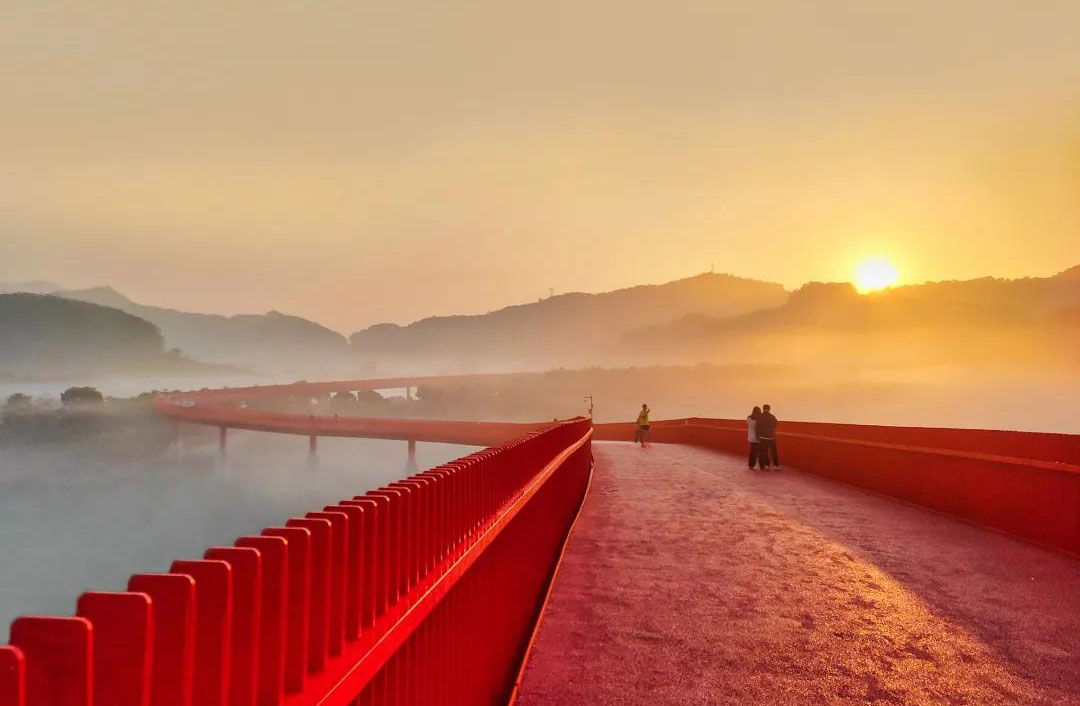 Follow the Red Ribbon Bridge in Hongqiao Park