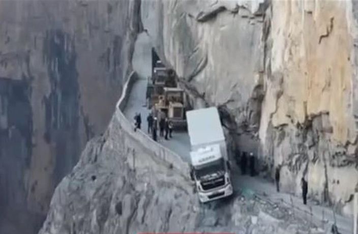 WATCH: Truck Hangs Off Cliff in North China’s Shanxi Province