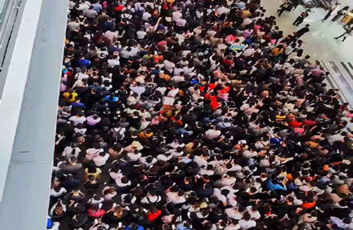 Tens of Thousands Locked in Pazhou After Close Contact Forges Green Health Code