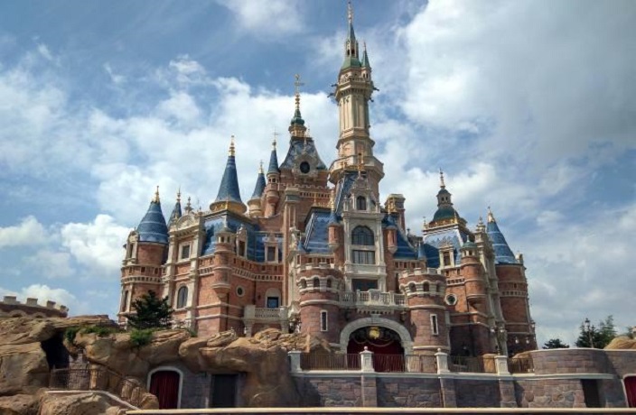 Shanghai Disneyland Reopens, H&M Flagship Closes