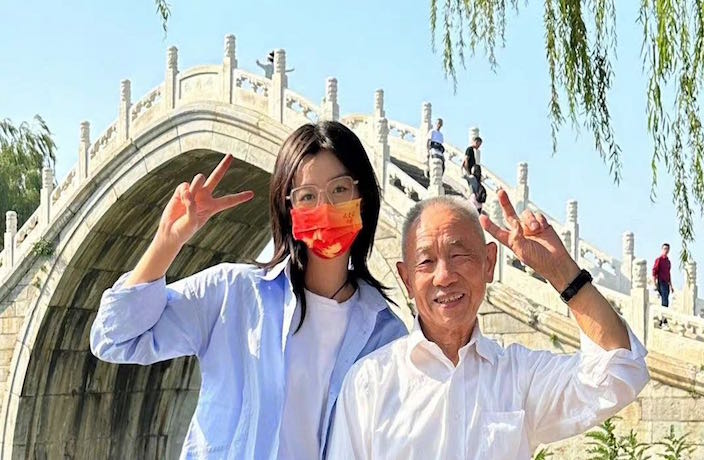 Sichuan Woman Quits Job to Take Grandad Traveling