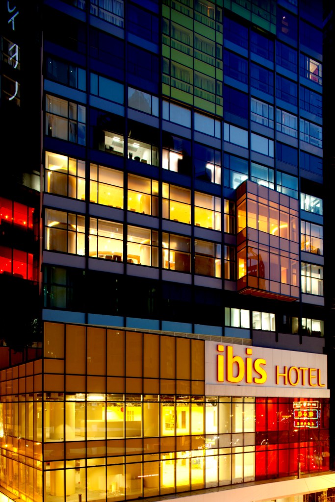 Ibis-HK-Central---exterior-night-shot-.jpg