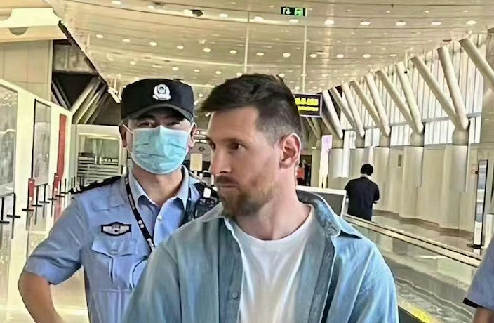 WATCH: Crowds of Messi Fans Trap Argentina in Beijing Hotel
